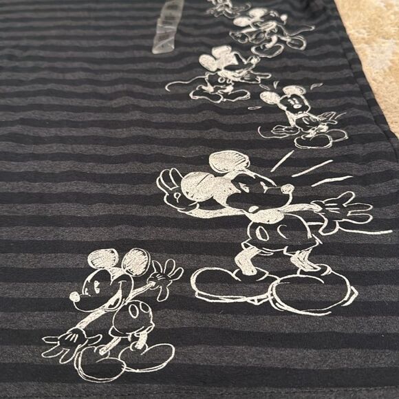 Disney Women v neck top with a grunge mickey mouse design size L new black grey - Picture 2 of 6
